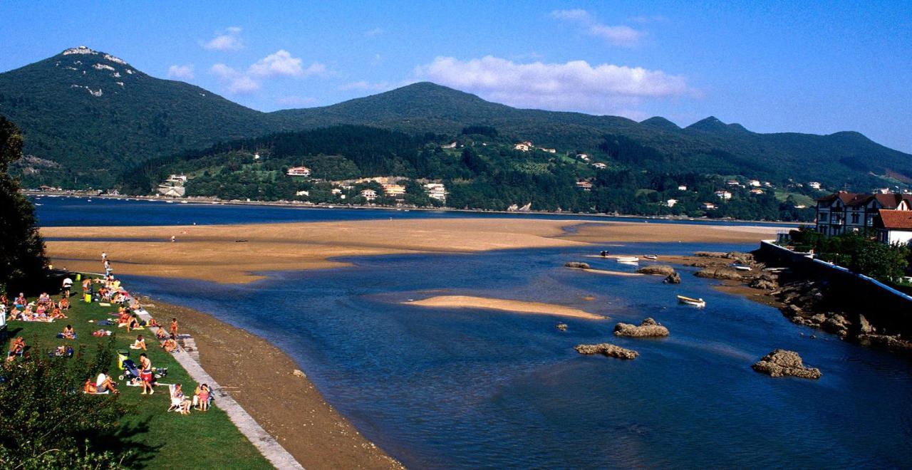 KosmeEtxea y Artza en el Parque Lamera EBI727 Bermeo Exterior foto